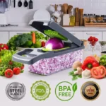 Alt Text: Coupe-légumes multifonction avec légumes découpés dans une cuisine